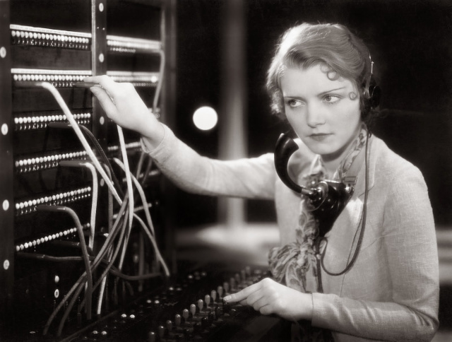 women-telephone-operators-at-work-12