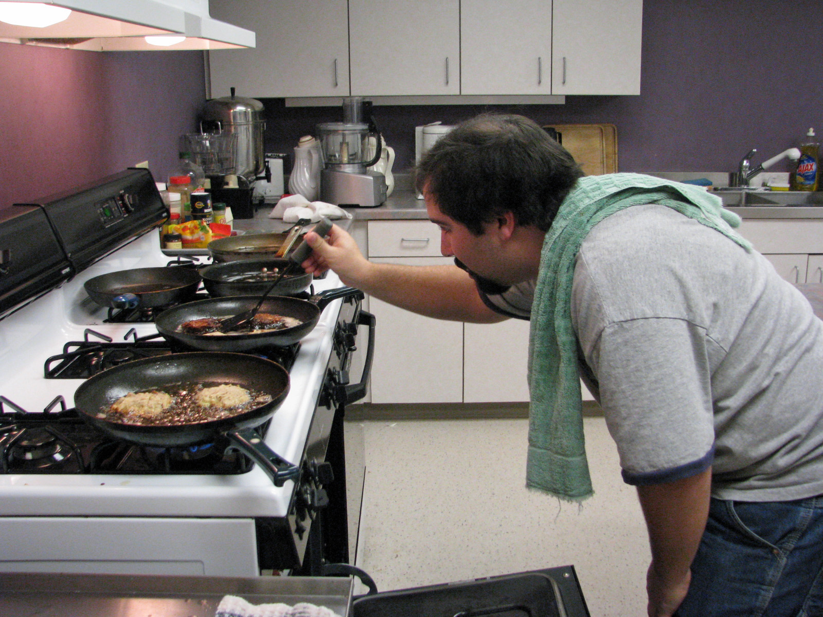 Frying latkes